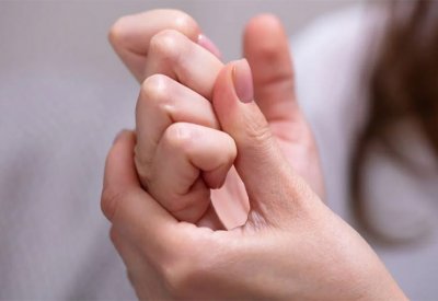فرقعة الأصابع.. دراسة تحسم الجدل وتكشف النتائج