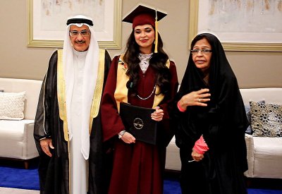 معالي الشيخ خالد بن عبد الله وحرمه يشهدان حفل تخريج حفيدتهما الشيخة مازة