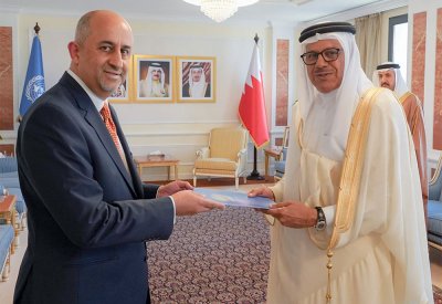 وزير الخارجية يتسلم أوراق تفويض المنسق المقيم لأنشطة الأمم المتحدة لدى مملكة البحرين
