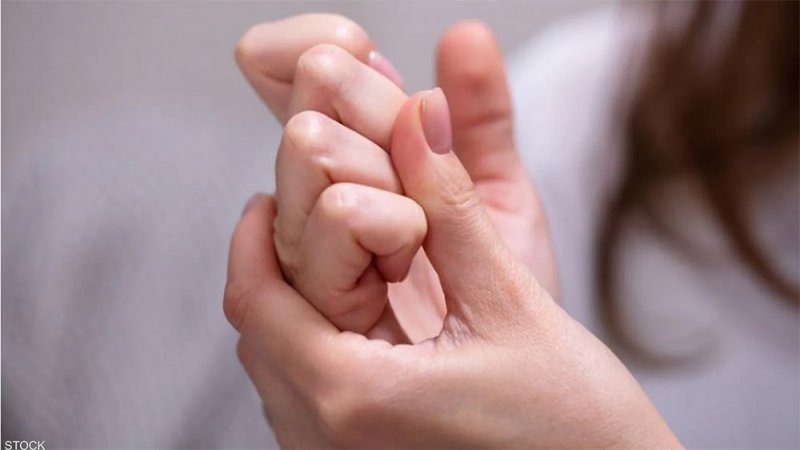 فرقعة الأصابع.. دراسة تحسم الجدل وتكشف النتائج