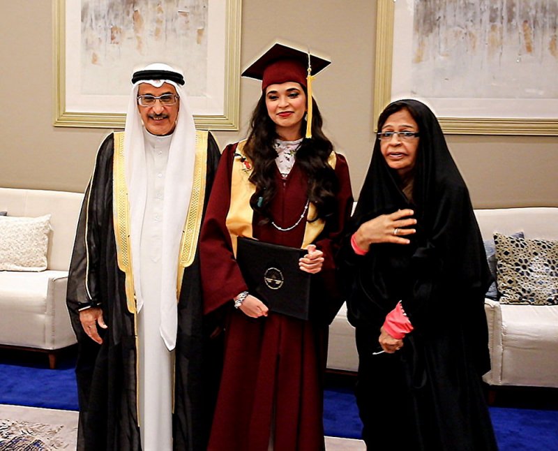 معالي الشيخ خالد بن عبد الله وحرمه يشهدان حفل تخريج حفيدتهما الشيخة مازة
