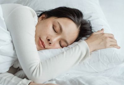 على مائدة الطعام.. "عنصر مهم" يفسد عليك نومك