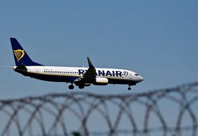 اختبار "مستفز" قبل ركوب الطائرة.. والشركة متهمة بالعنصرية
