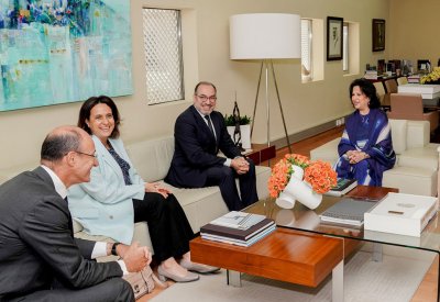 معالي الشيخة مي تستقبل وفداً من بنك بي إن بي باريبا