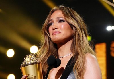 جنيفر لوبيز تتسلم جائزة الجيل في MTV Awards