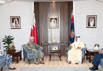 وزير الداخلية يبحث التعاون والتنسيق الأمني مع نائب قائد القيادة المركزية للقوات الأمريكية