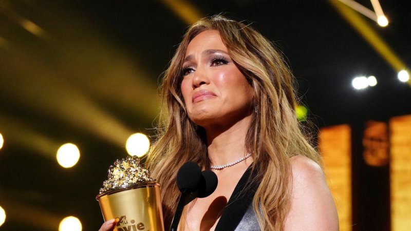 جنيفر لوبيز تتسلم جائزة الجيل في MTV Awards