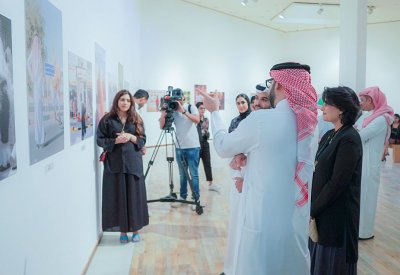 المؤيد يفتتح معرض التصوير الفوتوغرافي بمناسبة يوم الشباب الخليجي
