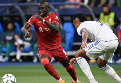 تصرف بايرن ميونيخ مع ماني يثير الغضب في ليفربول