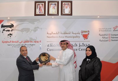 خلف والقائد يعلّقان الدروع بمراكز الخدمة الحكومية لبلدية الشمالية