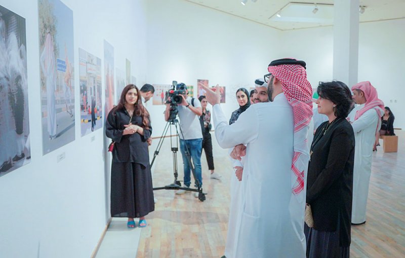 المؤيد يفتتح معرض التصوير الفوتوغرافي بمناسبة يوم الشباب الخليجي