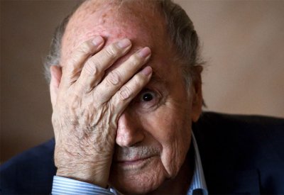 قضية فساد الفيفا.. "صحة بلاتر" تنقذه من أول مواجهة
