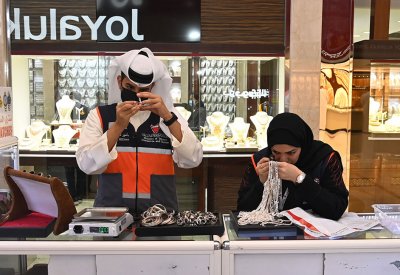 بالصور: كيف تحافظ وزارة الصناعة على سمعة الذهب البحريني