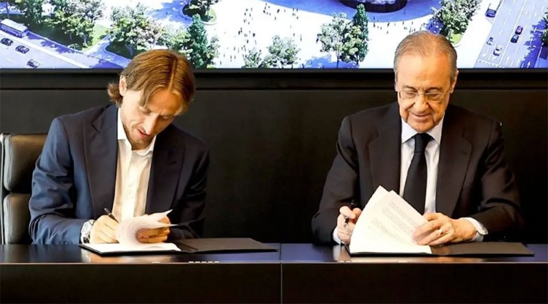 ريال مدريد يمدد عقد مودريتش
