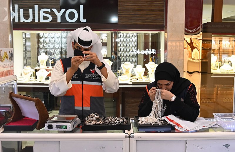 بالصور: كيف تحافظ وزارة الصناعة على سمعة الذهب البحريني