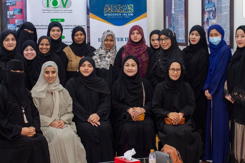 صانعة السعادة البحرينية "خلود فرحان" تحتفي "بمن أعلن إسلامه"
