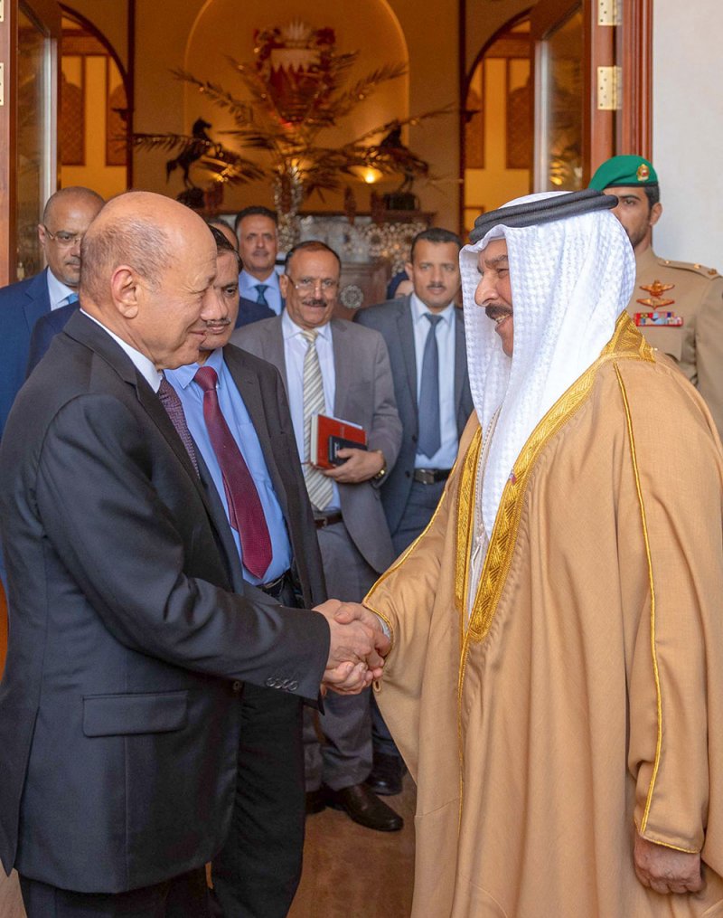 رئيس مجلس القيادة الرئاسي اليمني يختتم زيارته إلى مملكة البحرين