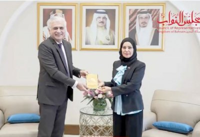 رئيس “الذكاء الاصطناعي” يهدي رئيسة النواب “أنا والخوارزميات”