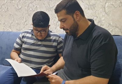 والد الطالب سيد عباس: مدرسة حكومية ساعدت ابني على تحدي "متلازمة بارتر"