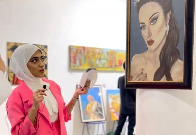 الفنانة التشكيلية لولوة شويطر تبدع في إبراز دور وجمال المرأة البحرينية