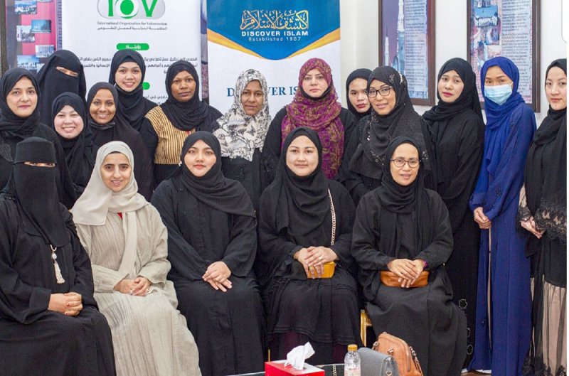 صانعة السعادة البحرينية خلود تحتفي بمن أعلن إسلامه