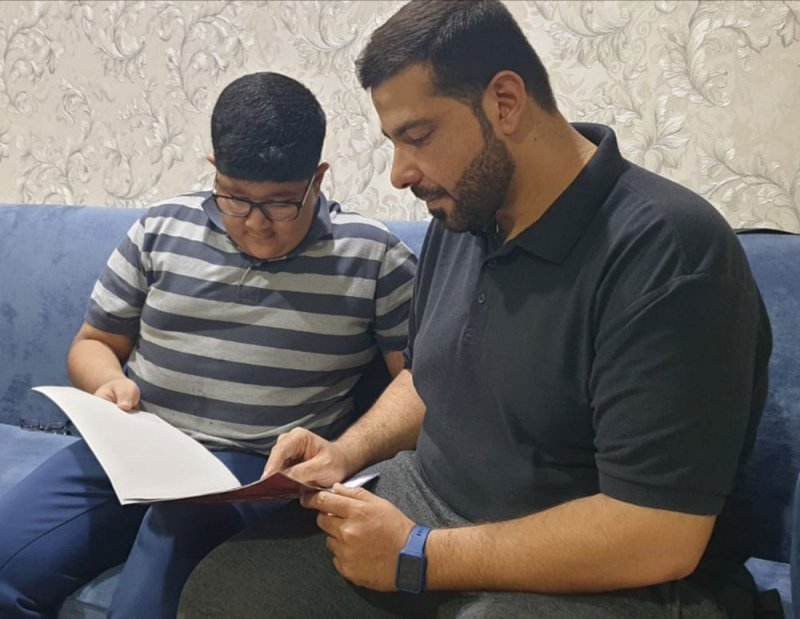 والد الطالب سيد عباس: مدرسة حكومية ساعدت ابني على تحدي "متلازمة بارتر"