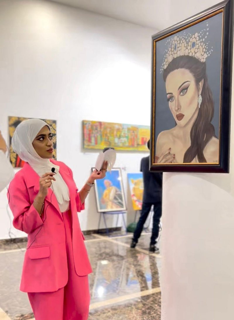 الفنانة التشكيلية لولوة شويطر تبدع في إبراز دور وجمال المرأة البحرينية