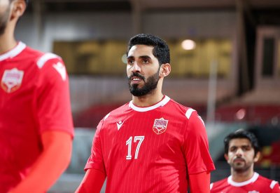 ما قصة استبعاد عبدالله الهزاع من المنتخب وتخفيض راتبه؟