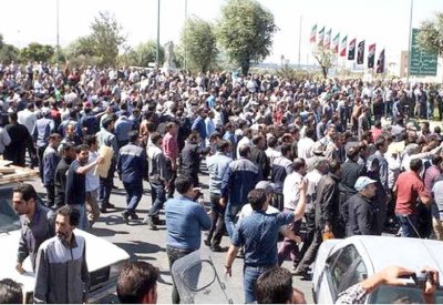 محتجون إيرانيون يهتفون: “الموت للحكومة الفاشلة”