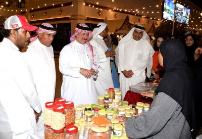 نائب محافظ المحرق يفتتح المهرجان الخيري الاجتماعي