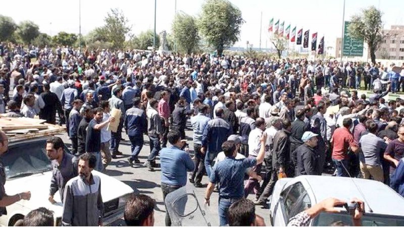 محتجون إيرانيون يهتفون: “الموت للحكومة الفاشلة”