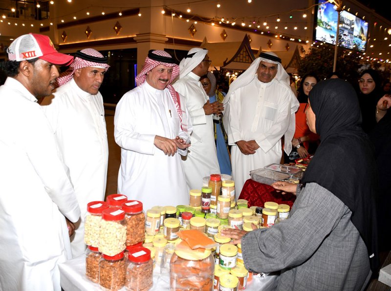 نائب محافظ المحرق يفتتح المهرجان الخيري الاجتماعي