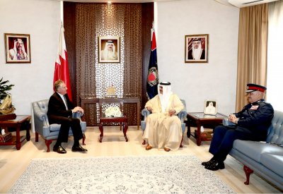 معالي وزير الداخلية يستقبل رئيس هيئة أركان الدفاع للقوات المسلحة البريطانية السابق