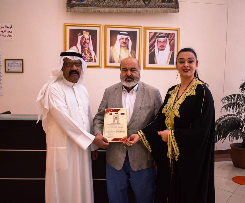 بالصورة: منح دراسية في كلية البحرين الجامعية