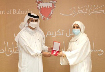 النائب العام يسلم منتسبي "النيابة" وسام الأمير سلمان بن حمد للاستحقاق الطبي