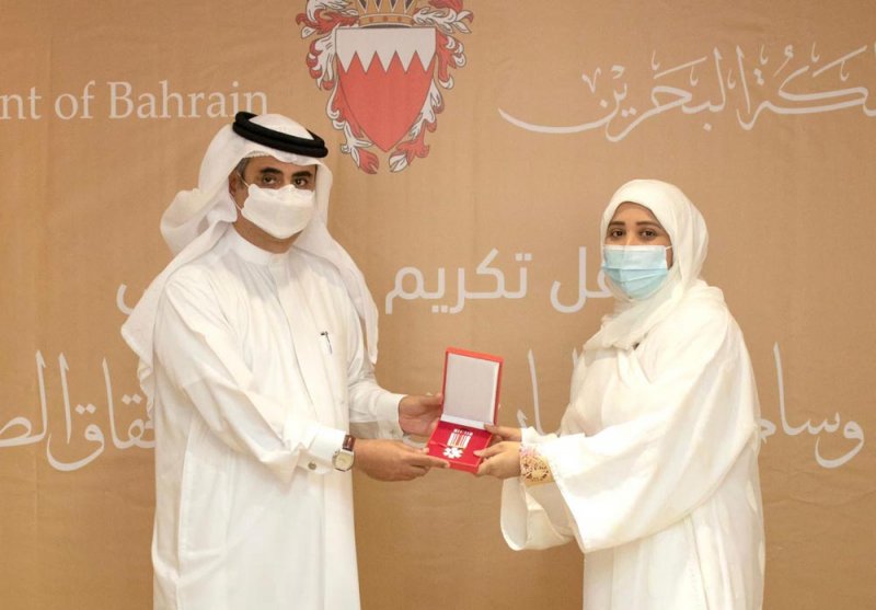 النائب العام يسلم منتسبي "النيابة" وسام الأمير سلمان بن حمد للاستحقاق الطبي