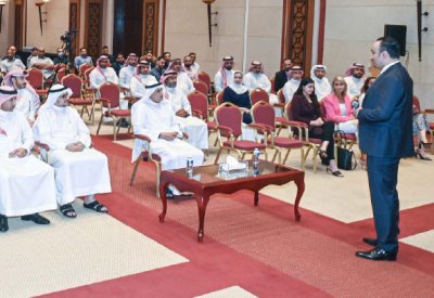 وزير الصناعة يشيد بدور منتسبي “السياحة”
