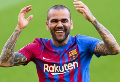 برشلونة يبلغ ألفيس بالقرار النهائي حول مصيره