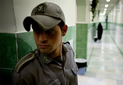 إيران.. اعتقال شخص بسبب لقائه بسجينين فرنسيين