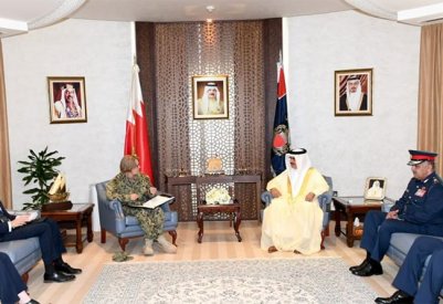 معالي وزير الداخلية يبحث مع قائد خفر السواحل الأمريكي التعاون والتنسيق في مجالات الأمن البحري وتعزيز الاستقرار الإقليمي