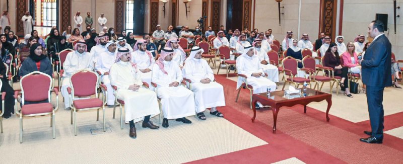 وزير الصناعة يشيد بدور منتسبي “السياحة”