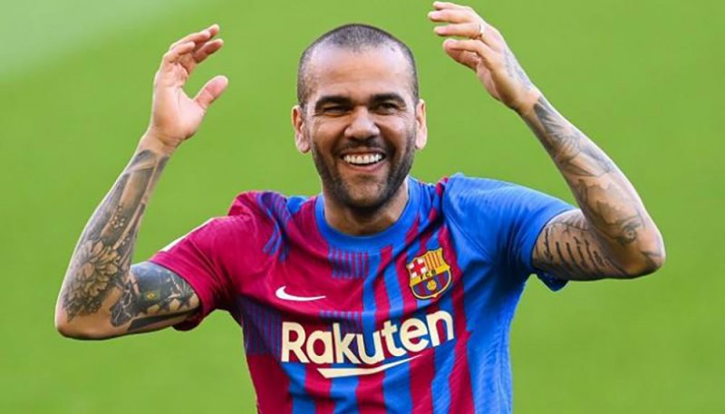 برشلونة يبلغ ألفيس بالقرار النهائي حول مصيره