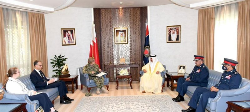 معالي وزير الداخلية يبحث مع قائد خفر السواحل الأمريكي التعاون والتنسيق في مجالات الأمن البحري وتعزيز الاستقرار الإقليمي