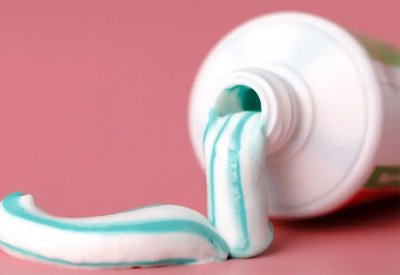 6 مكونات في معجون الأسنان يجب تجنبها