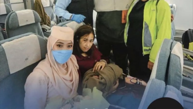 سعودي ينقذ سيدة حامل.. ساعدها في الولادة على متن طائرة