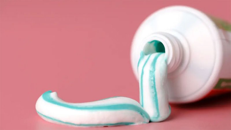 6 مكونات في معجون الأسنان يجب تجنبها