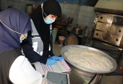 بالصور: خباز في المحرق يخلط العجين بعصا مكنسة قديمة.. وهذه التفاصيل