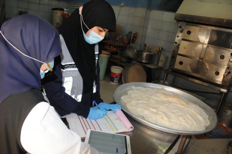 بالصور: خباز في المحرق يخلط العجين بعصا مكنسة قديمة.. وهذه التفاصيل