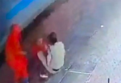 بالفيديو: "سوبر مان" ظهر هنا وأنقذ مسنة