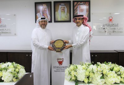 الرئيس التنفيذي لـ "سوق العمل" والقائد يعلّقان الدرع الذهبي بمركز ميناء سلمان